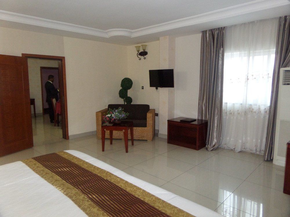 Barcelona Hotels, Abuja Mobushipe Exterior photo