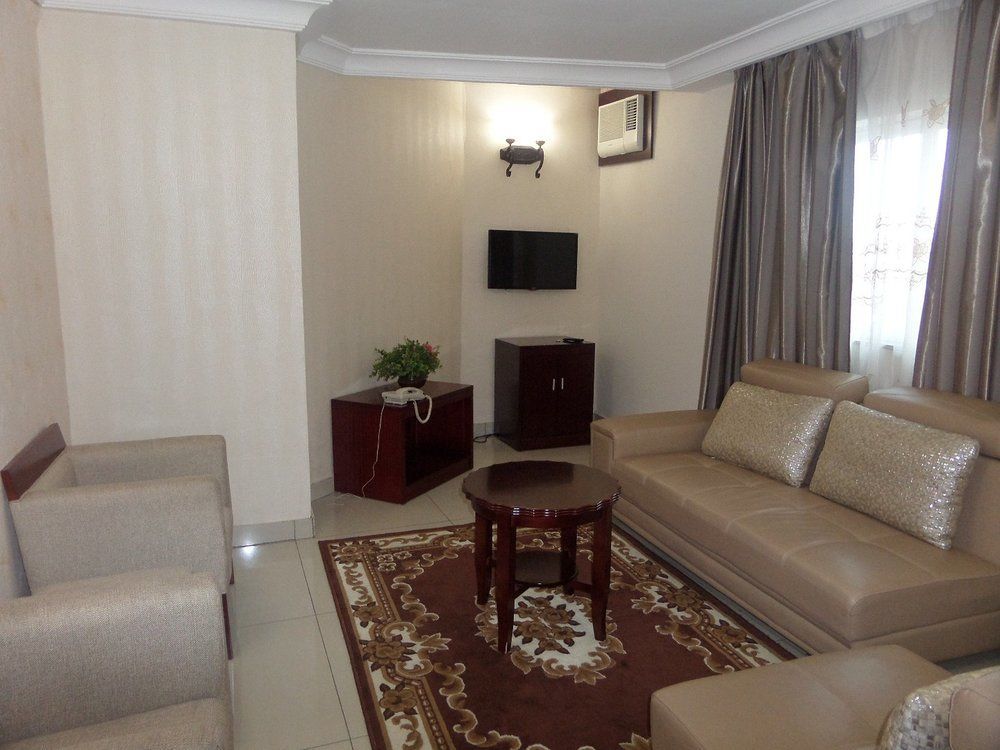 Barcelona Hotels, Abuja Mobushipe Exterior photo