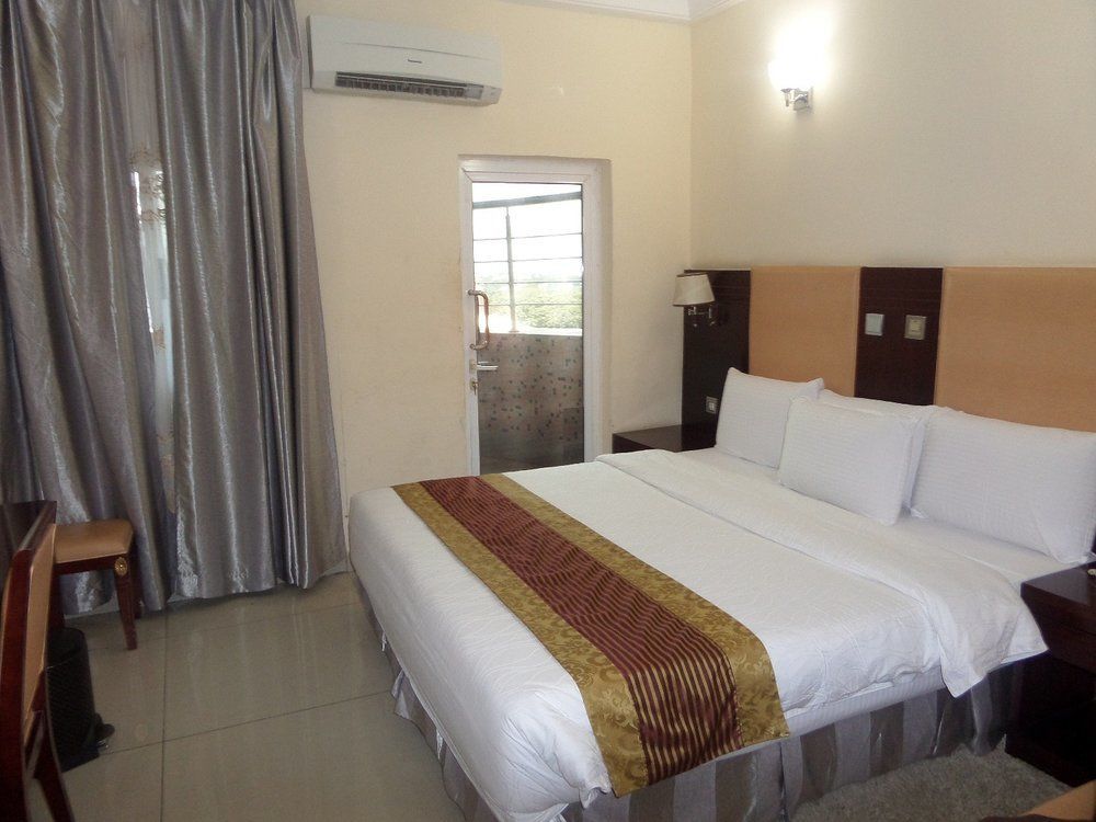 Barcelona Hotels, Abuja Mobushipe Exterior photo