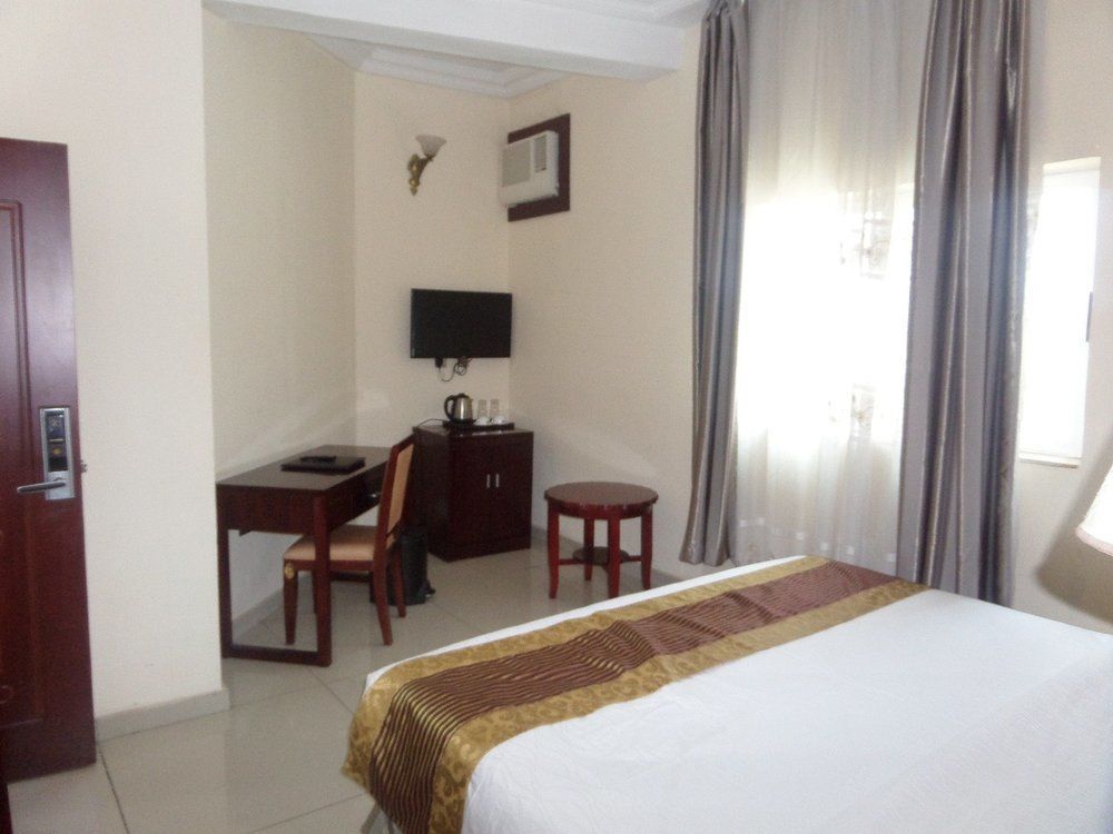 Barcelona Hotels, Abuja Mobushipe Exterior photo
